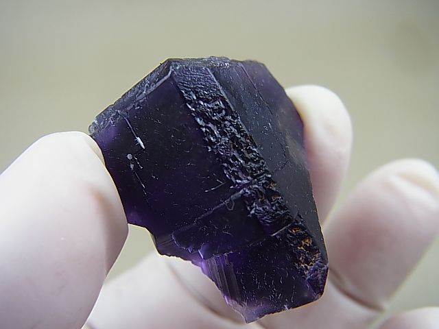 スペイン・アストゥリアス産ダークパープルフローライト原石（赤蛍光