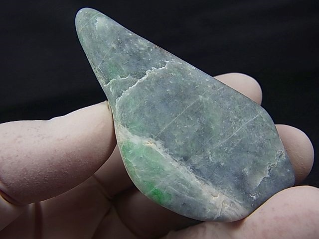 糸魚川青海川金山谷産グリーンひすい原石 71.0g - パーフェクト