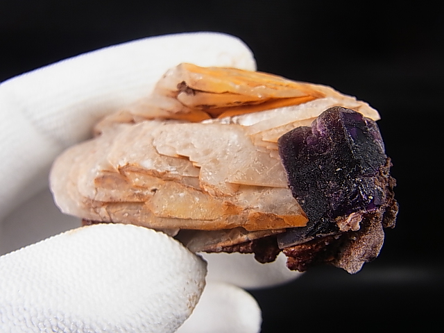 メキシコ・オハエラ鉱山産フローライト原石（赤色蛍光） 98.8g