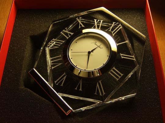 バカラの置き時計へ名入れ刻印【アビスクロック】オーダーメイドの記念品