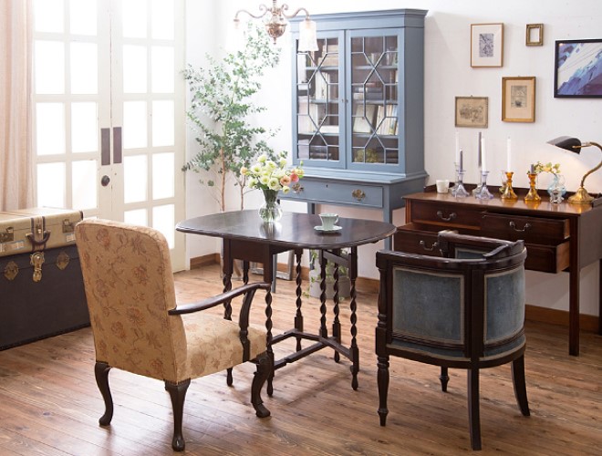 フランダースの家具やさん購入 重厚飾り棚アンティークヨーロッパ輸入