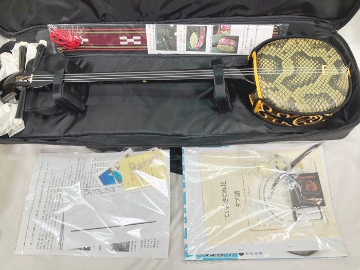 沖縄三線 ケース付き(インナー有り 替え弦多数 沖縄三線 ケース付き