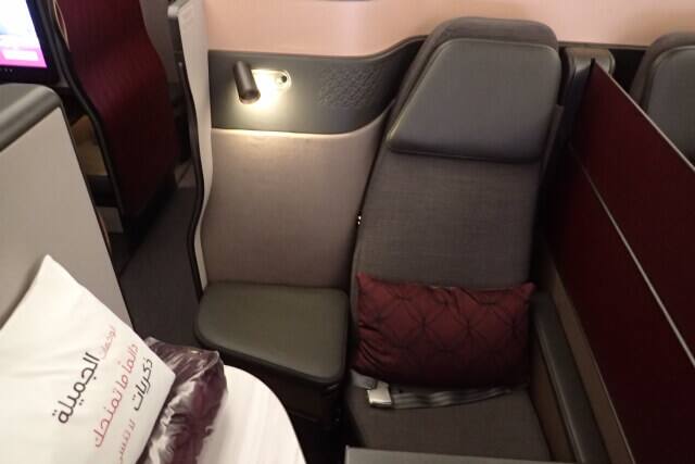 カタール航空のビジネスクラス搭乗記 Qスイートの座席と機内食と