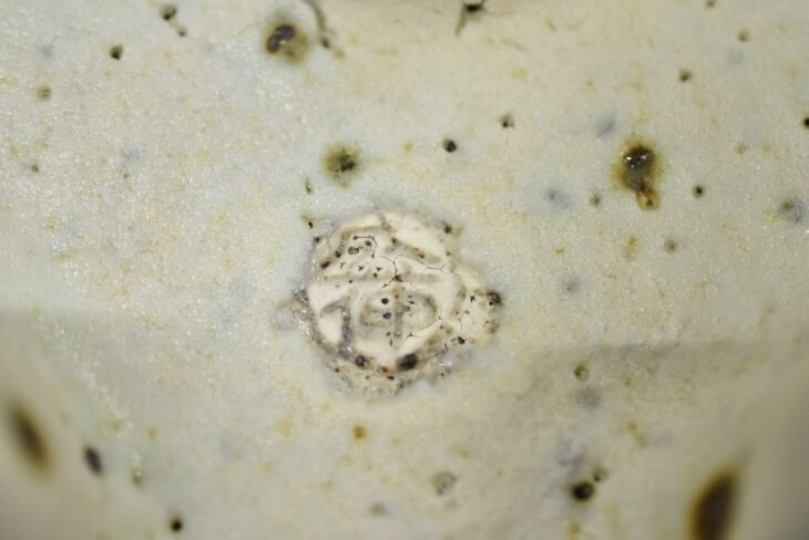 木村盛伸 作 『白釉飛文香炉』 ｜骨董品買取 緑和堂