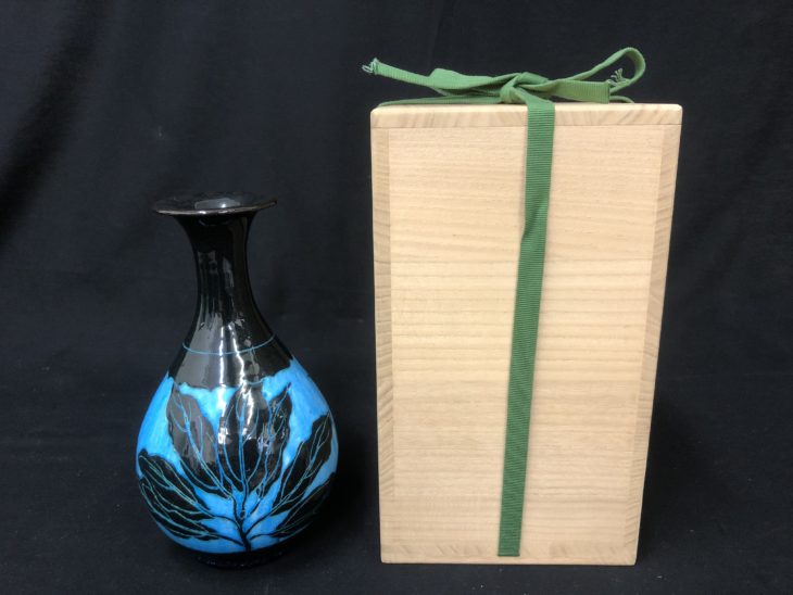 14代中里 太郎右衛門 作『唐津 藍模様二彩 掻落し葉文瓶』～東京都は北