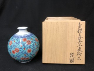 13代今泉 今右衛門 作『色鍋島 草花更紗文 花瓶』を東京都町田市にて