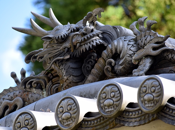 両丹日日新聞：にらみ利かす竜体鬼瓦 鬼博物館の青海波唐破風門 | ニュース