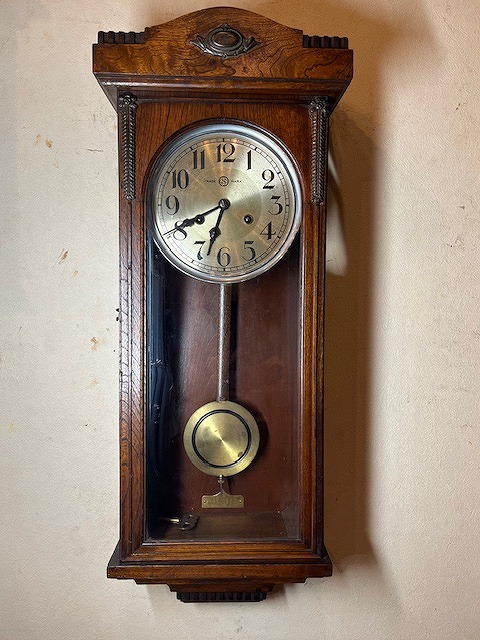 昔懐かしいアンティーク柱時計をお届け|WATERBURY