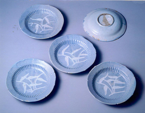 学芸の小部屋 瑠璃釉 葦文 稜花皿 -戸栗美術館-