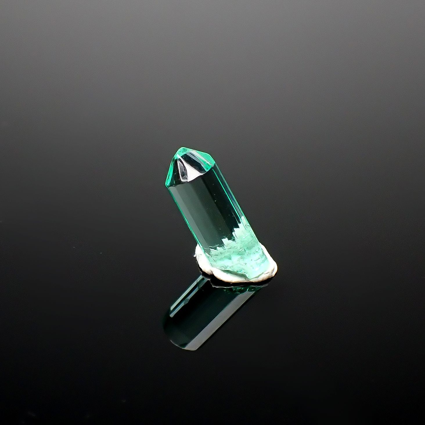 エメラルド柱状結晶 原石 コロンビア産 0.94ct / 9.6x3.3mm前後