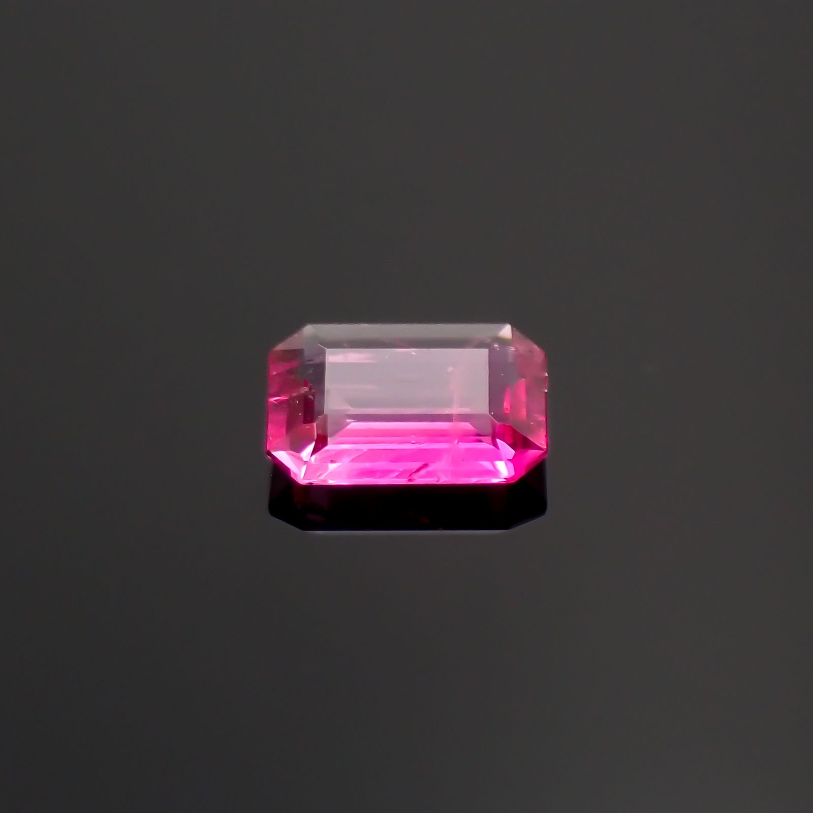 レッドベリル(宝石名レッド・ベリル)アメリカ・ユタ州ワーワー