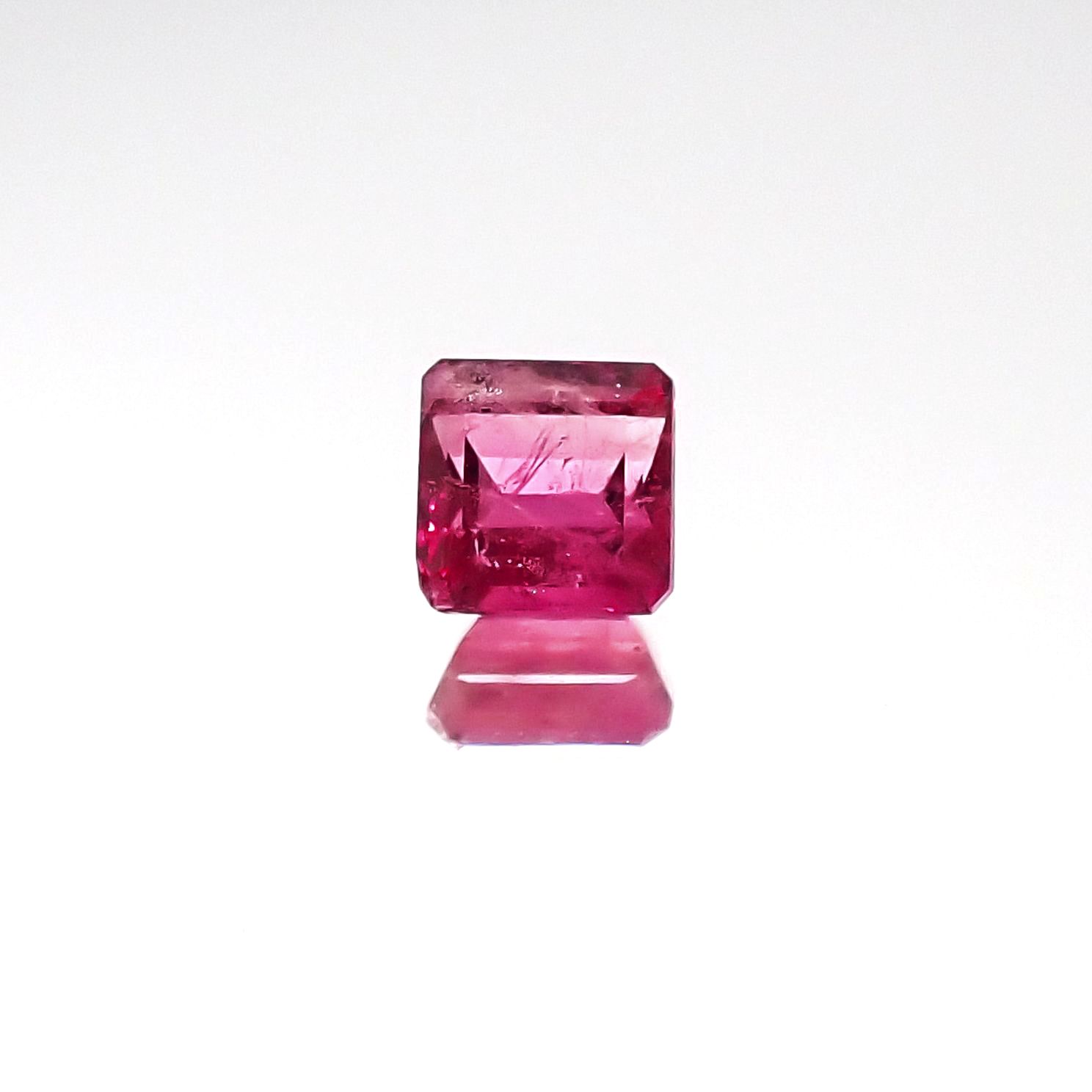 レッドベリル(宝石名レッド・ベリル)アメリカ・ユタ州ワーワー