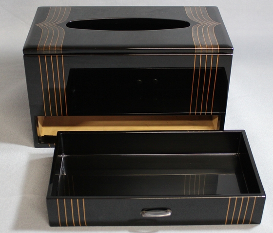 ティッシュと小物を入れる輪島塗のティッシュケースは、波紋蒔絵で優雅