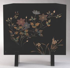 衝立 鉄線蒔絵は、色鮮やかな鉄線とかれんな水仙が競い咲きの衝立