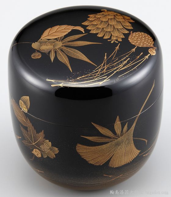 棗（なつめ）研ぎ出し蒔絵吹き寄せ春秋の図は、秋の風情と桜を共に描い