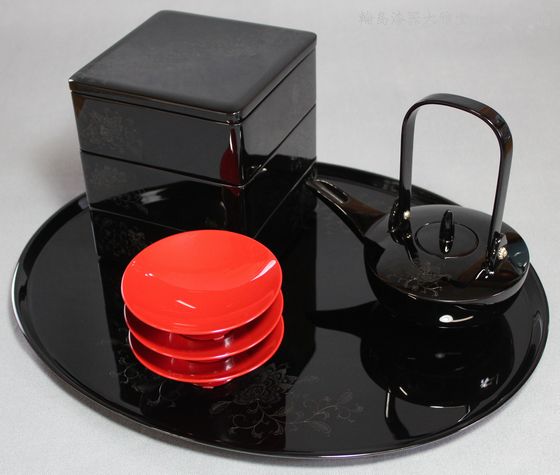 屠蘇器重箱揃い 黒・唐草沈黒 660,000円（税込） | 輪島塗の塗師屋