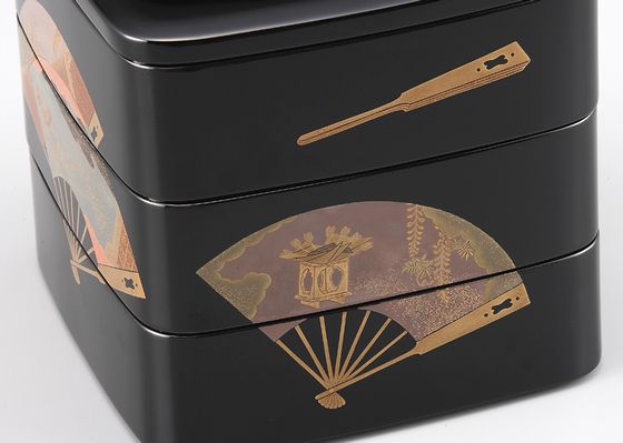 三段重・扇面源氏香蒔絵 825,000円（税込） | 輪島塗の塗師屋 輪島漆器