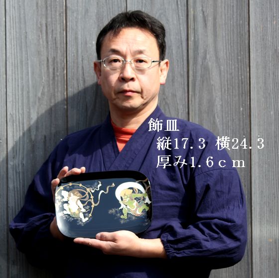 飾皿（小判型）風神雷神沈金 143,000円（税込） | 輪島塗の塗師屋 輪島