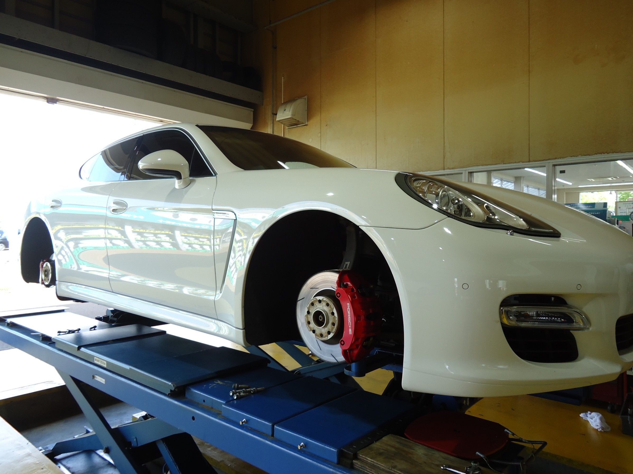 ポルシェ22インチタイヤ交換＆長Pアライメント | 店舗おススメ情報