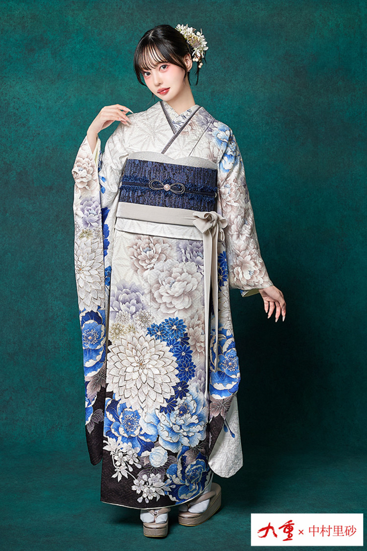 青色の振袖｜成⼈式の振袖レンタルならTAKAZEN、世界⼀かわいいハタチ