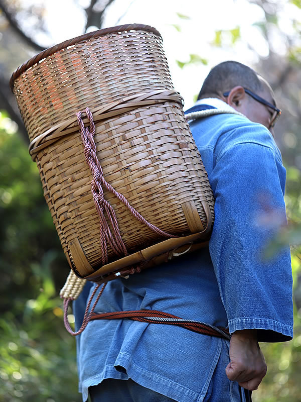 アルピニスト？古い背負い籠と力竹 - 竹虎四代目がゆく！