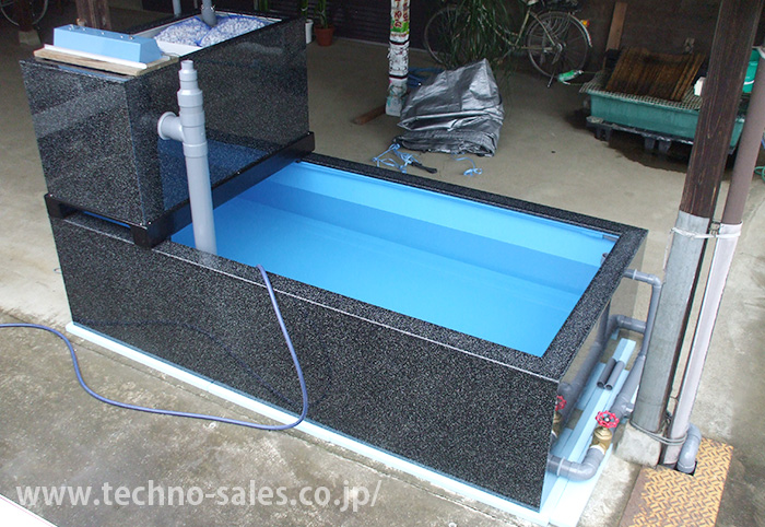 錦鯉の美しさが抜群に映える｜規格FRP大型水槽｜テクノ販売株式会社