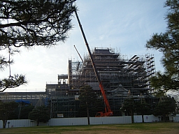 会津若松市・鶴ヶ城の屋根瓦が赤色に！一部公開（ふくしま教育旅行