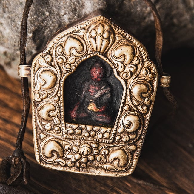 オールドチベット ガウ携帯祭壇『薬師如来』仏像窓銀製装飾手造り打出