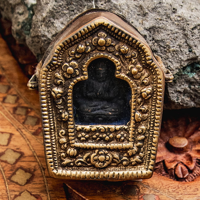 オールドチベット ガウ携帯祭壇『薬師如来』仏像窓銀製装飾手造り打出