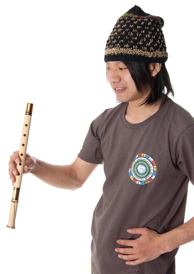 手彫りのフルート奏者 インドネシア 左手のフルート奏者・畠中秀幸さん