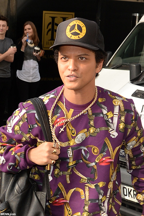 ブルーノマーズ キャップ 帽子 24K magic ライブ 公式 シール Bruno