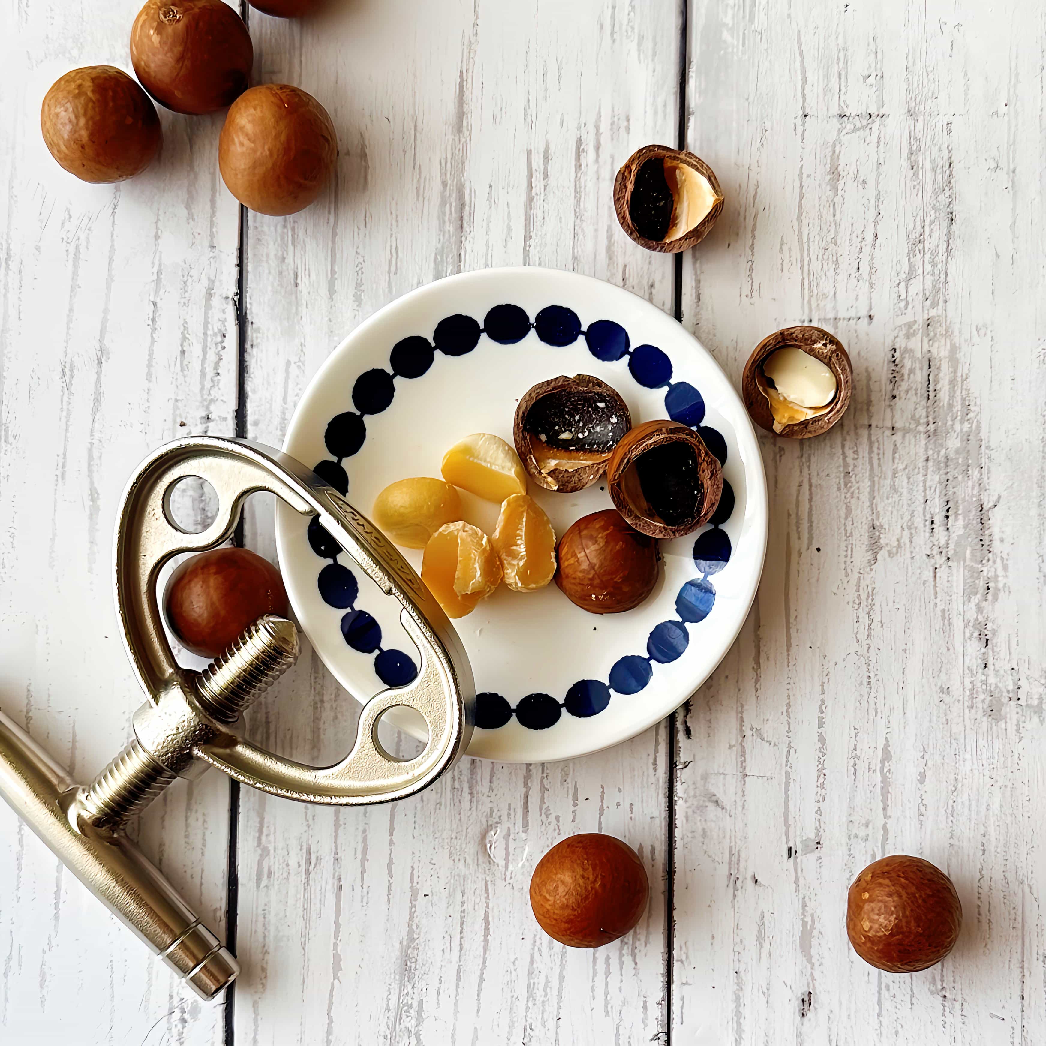 人気のジャンシスロビンソン ステムレス ペアワイングラスとマカダミア