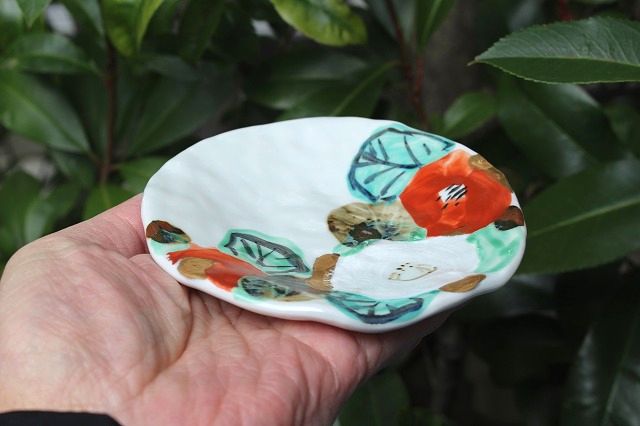 岐阜県土岐市の和田一人（芳洲窯）の色絵椿5寸皿 うつわ家膳｜人気