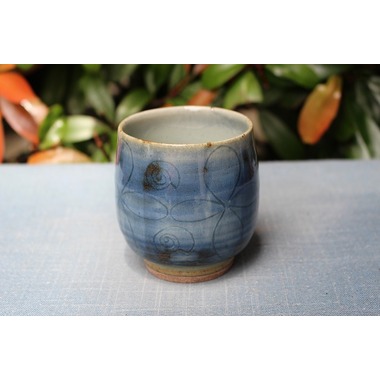 ぐい呑・盃】袖師焼 尾野晋也作 酒盃 酒器 花図 共箱 R1204ダU3 ぐい呑