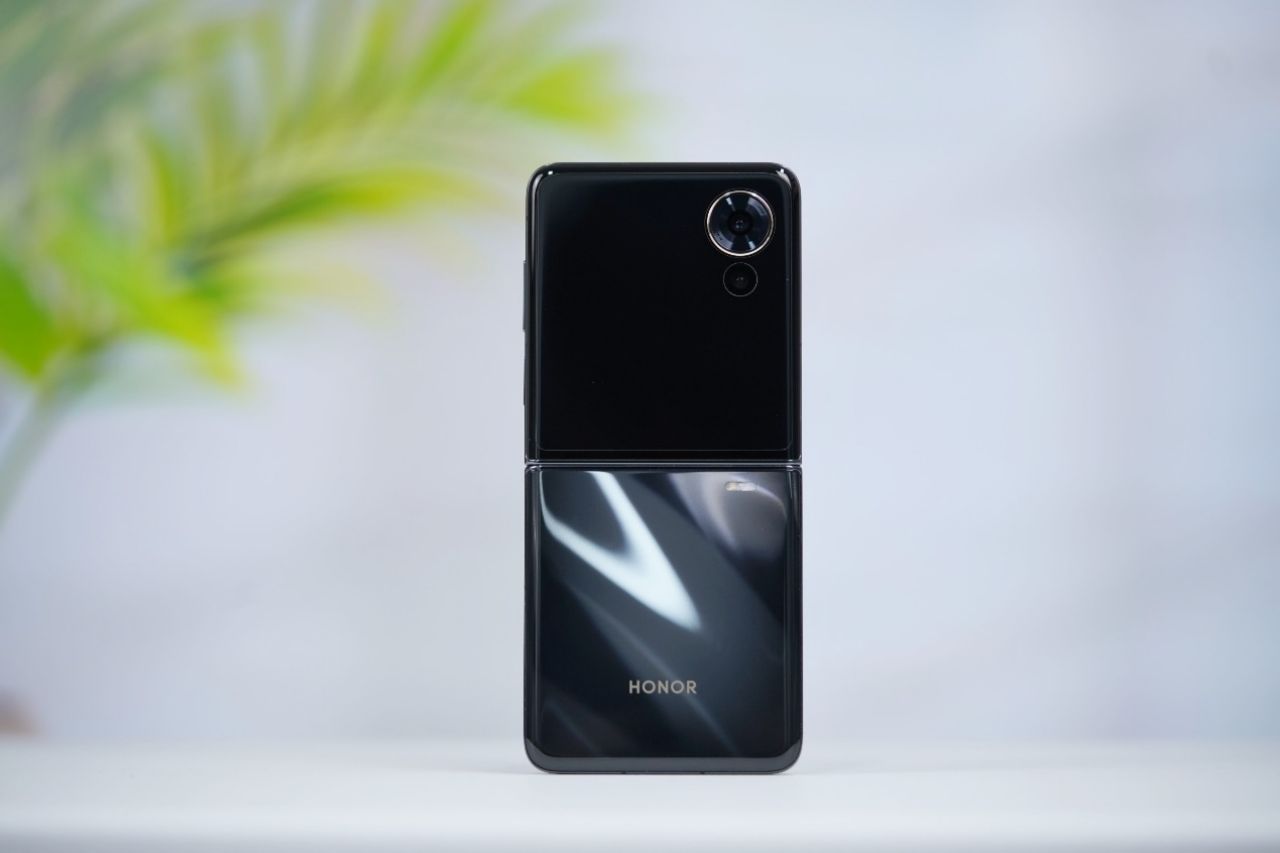 Honor Magic V Flip Review : Honor's First Flip Phone with 4-Inch