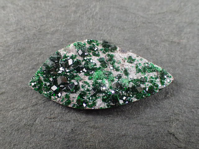 最高品質ウバロバイトガーネット(Uvarovite Garnet) 自由カット Russia