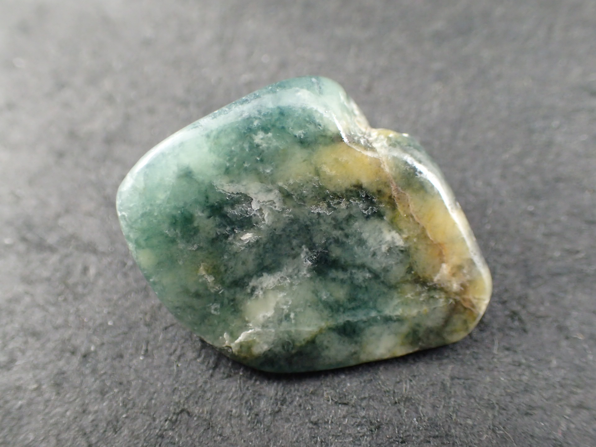 糸魚川市 翡翠(ヒスイ)原石 緑系 ☆246g☆ 45 糸魚川翡翠 新潟県糸魚川