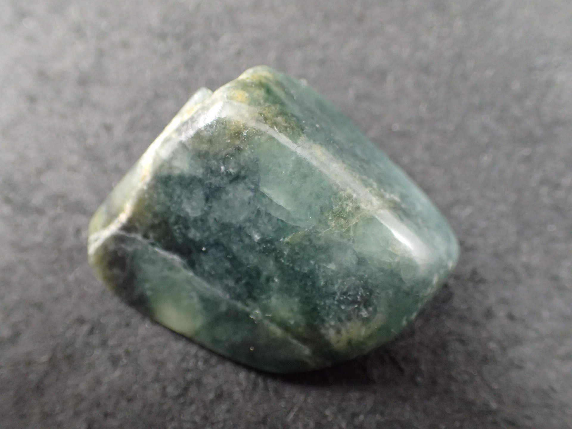 最高品質ダークグリーン糸魚川翡翠(Itoigawa Jade) 新潟県糸魚川市産