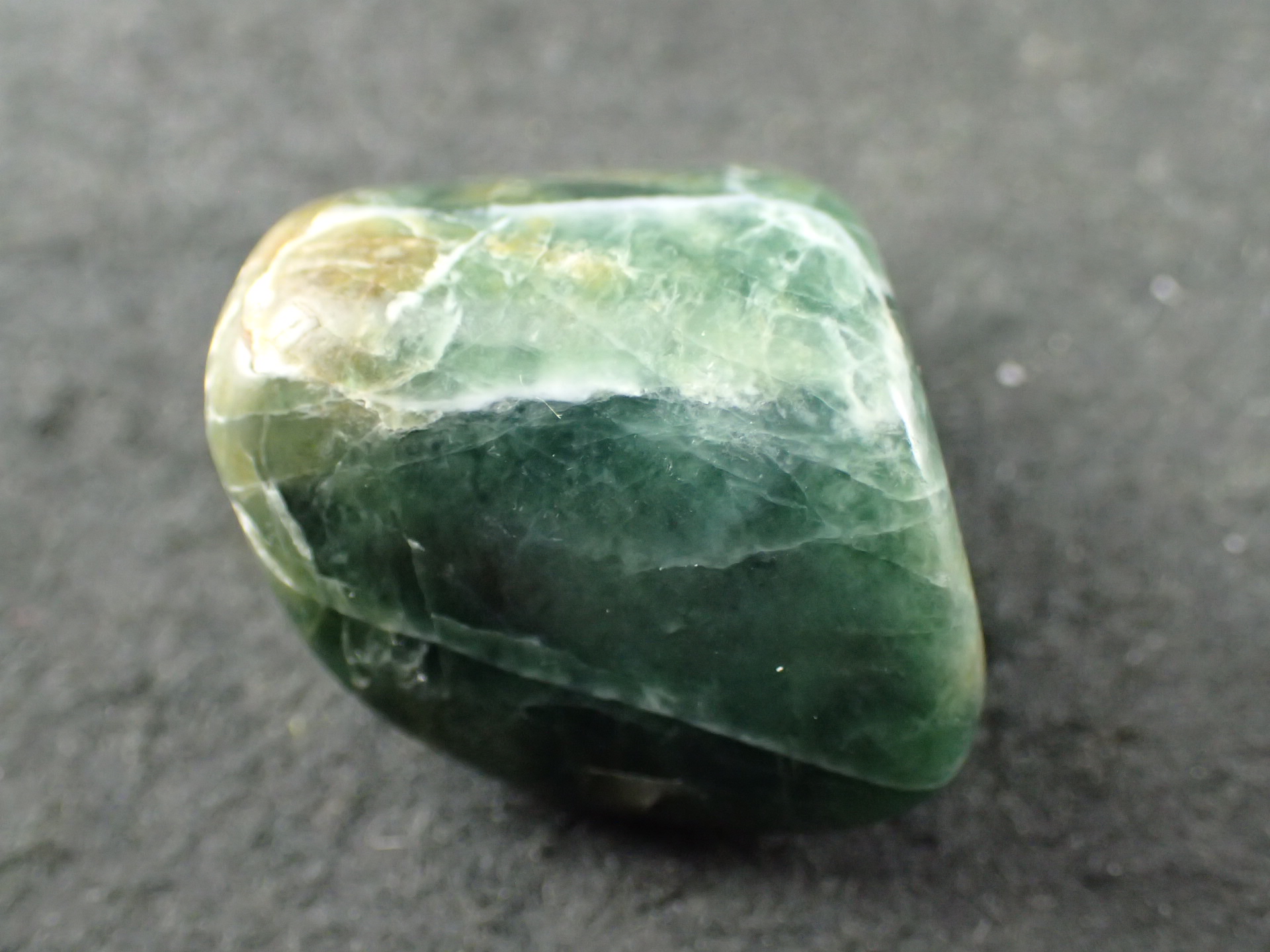 最高品質ダークグリーン糸魚川翡翠(Itoigawa Jade) 新潟県糸魚川市産