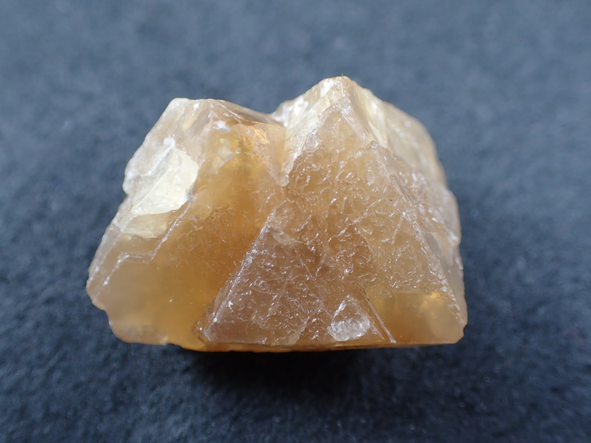 灰重石(Scheelite) ｜石の販売専門店【vec stone club】