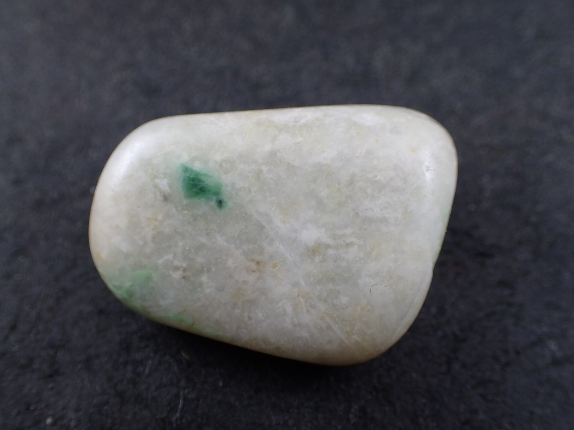 ☆翡翠原石☆糸魚川硬玉【山之坊コスモクロア・切り出し端材49g