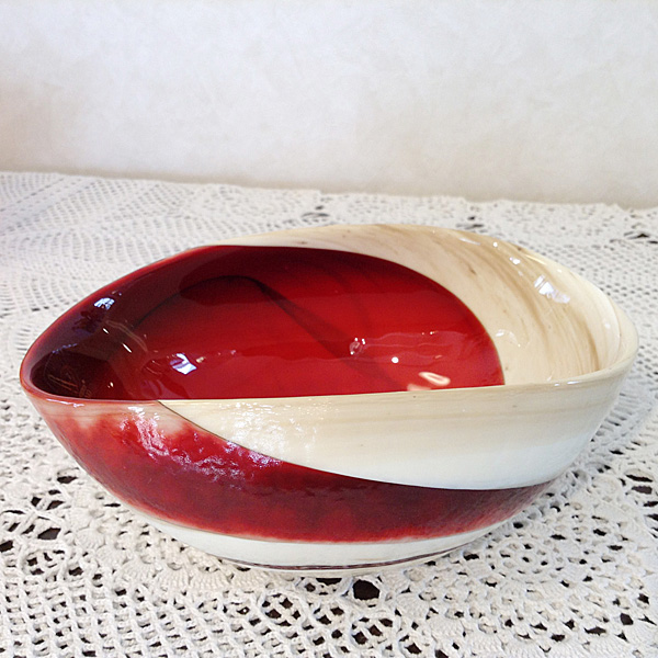 ベネチア クランベリーのガラスボウル 波状の縁取り ベネチア