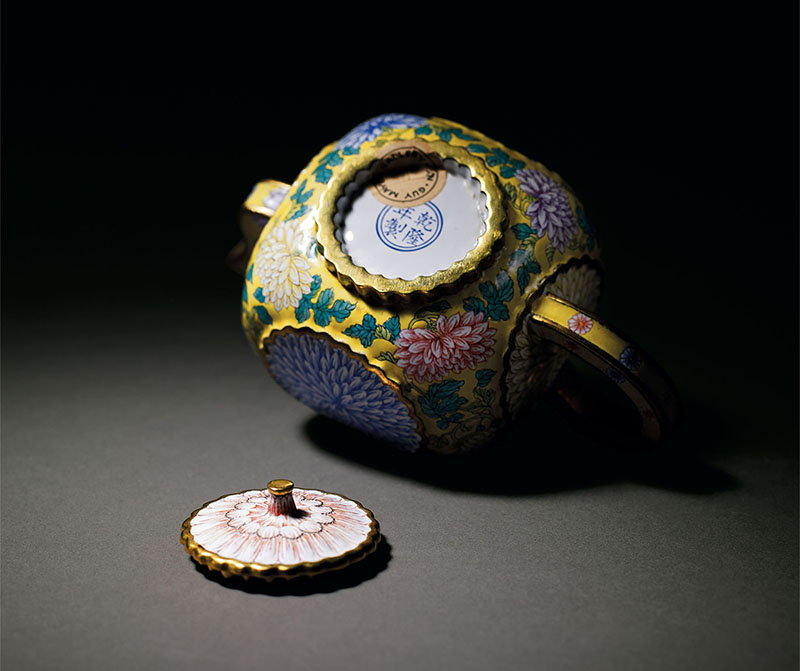清乾隆銅胎畫琺瑯開光菊花紋壺專題賞析| 宇珍國際藝術| Yu Jen Taipei