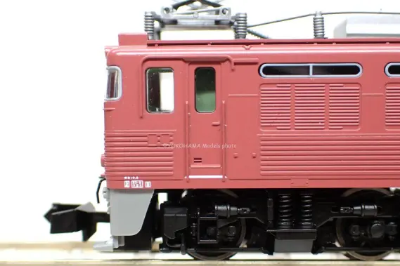 EF81 300番台（1次形・ローズピンク）田端機関区が入線です。TOMIX