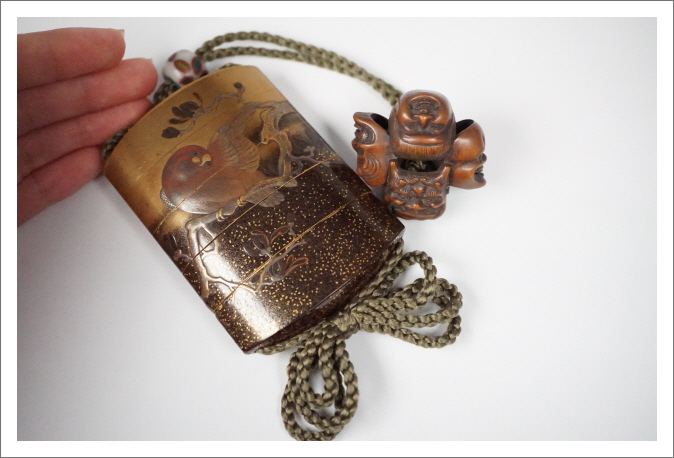 桃太郎の金蒔絵印籠銘：松花斎（根付鯉・魚）