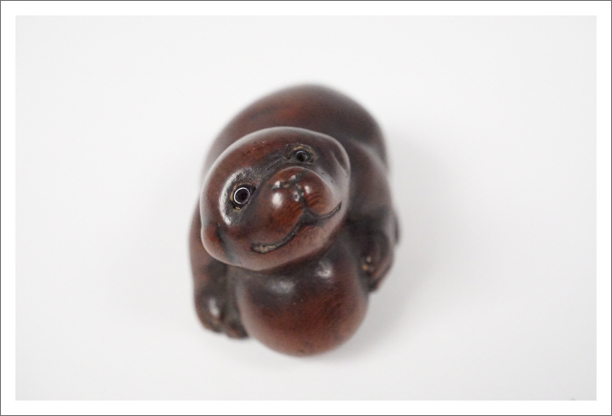 提げ物 根付 骨材 犬 天然素材 在銘 友一 彫刻 提げ物 根付 骨材 犬