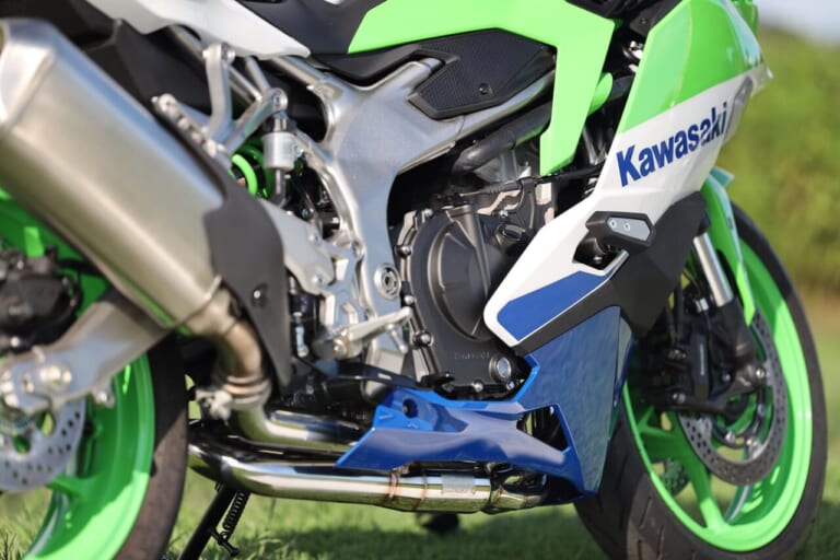 ZX-4R SE/RRエキパイ交換] 高回転型エンジンにゆとりと優しさをプラス