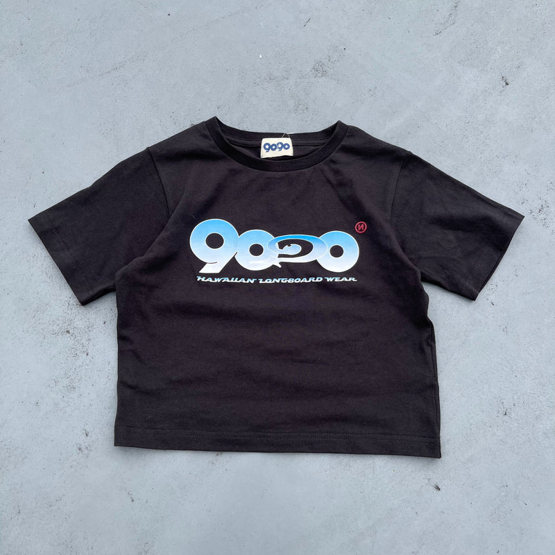 9090 × PIKO 9090 Logo Cropped Tee – YZ