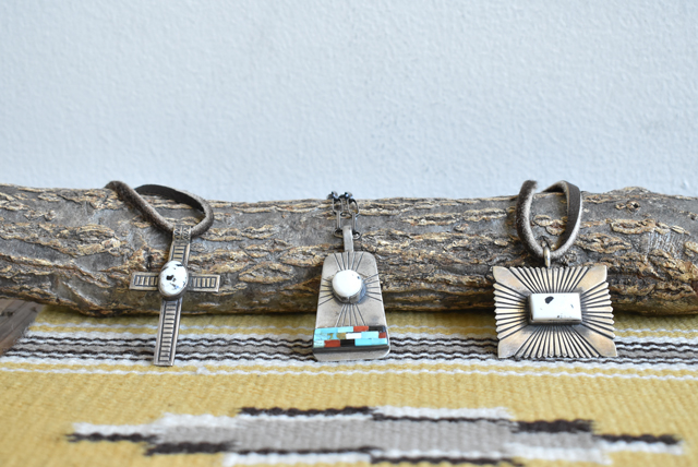 希少なホワイトターコイズを使ったインディアンジュエリー/white