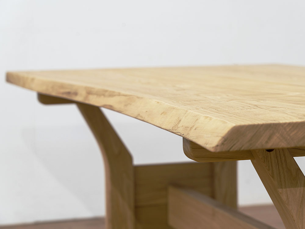 脚のデザインが素敵な味のある栗の木のテーブル | 頑固おやじ